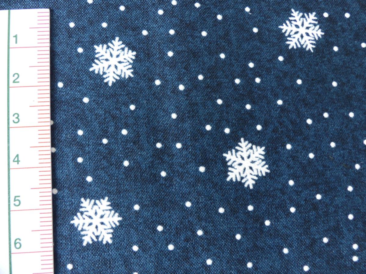 Patchworkstoff Schneesterne, blauer Untergrund mit Maß